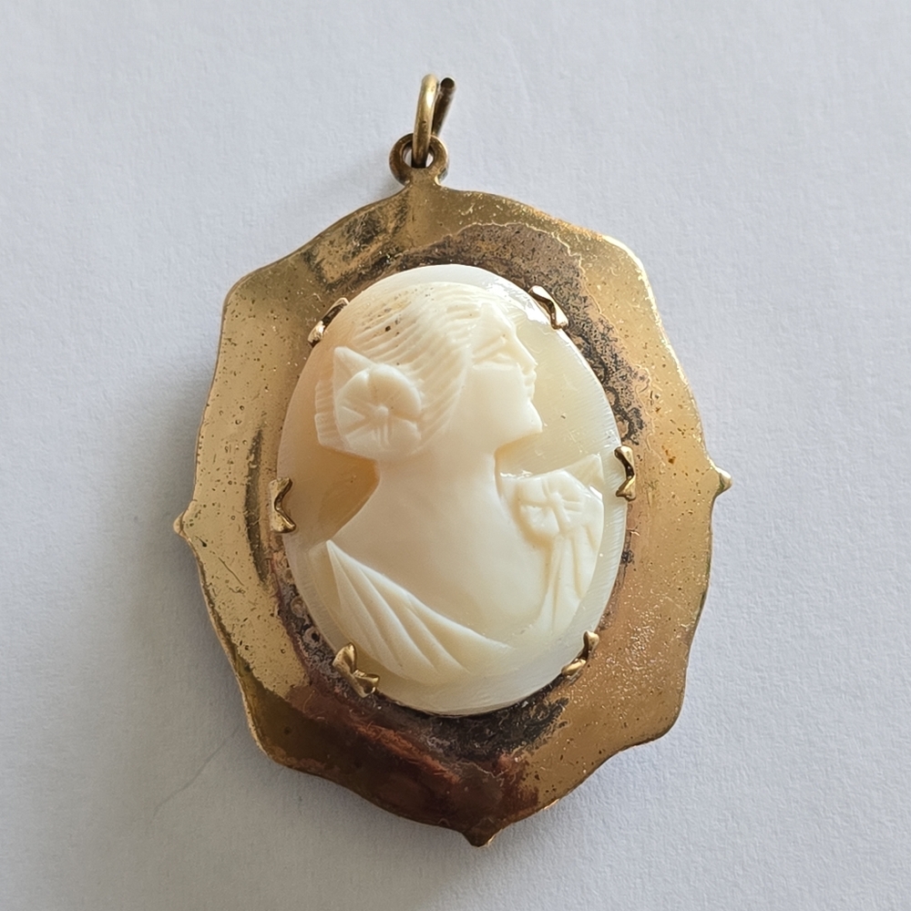 Antique Locket Carved Shell Cameo